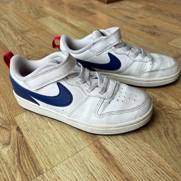 Nike Low Top Court Sneakers Boy Size 1 - Picture 1 of 4